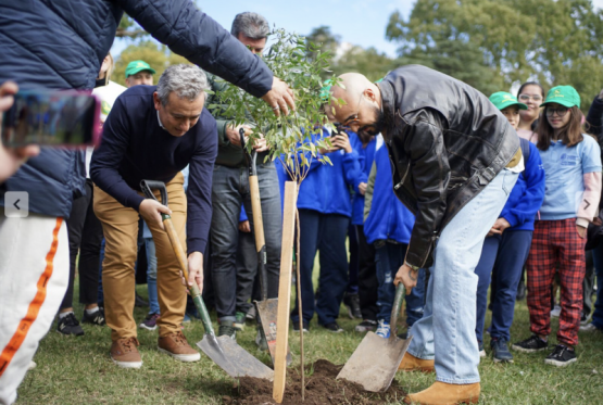 ABEL PINTOS plantó medio centenar de árboles en Rosario